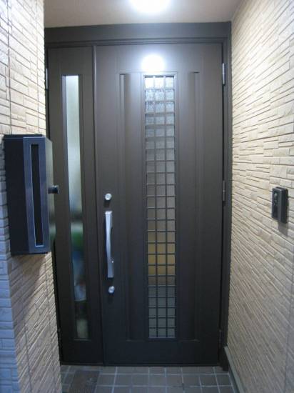 大東トーヨー住器の玄関ドア取替工事施工事例写真1