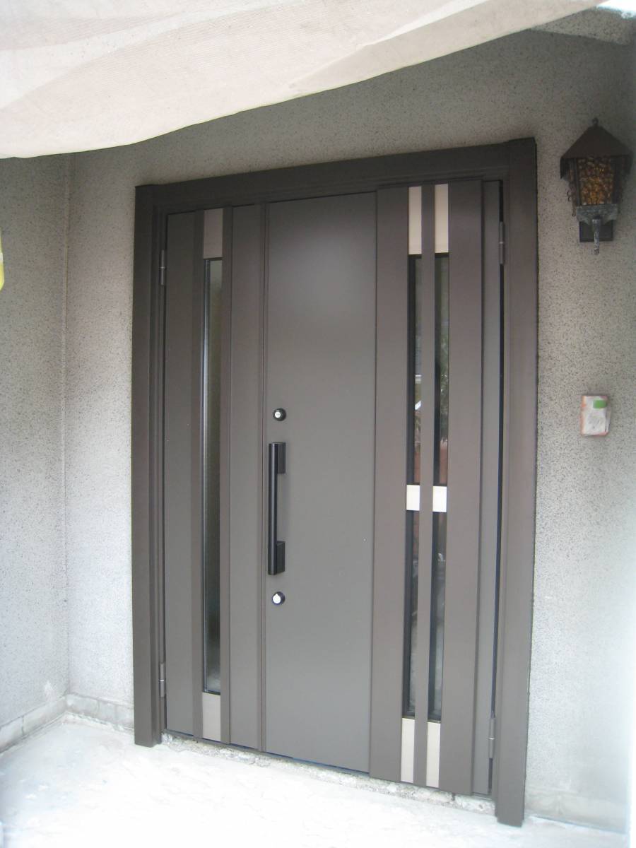 大東トーヨー住器の玄関ドア取替工事の施工後の写真1