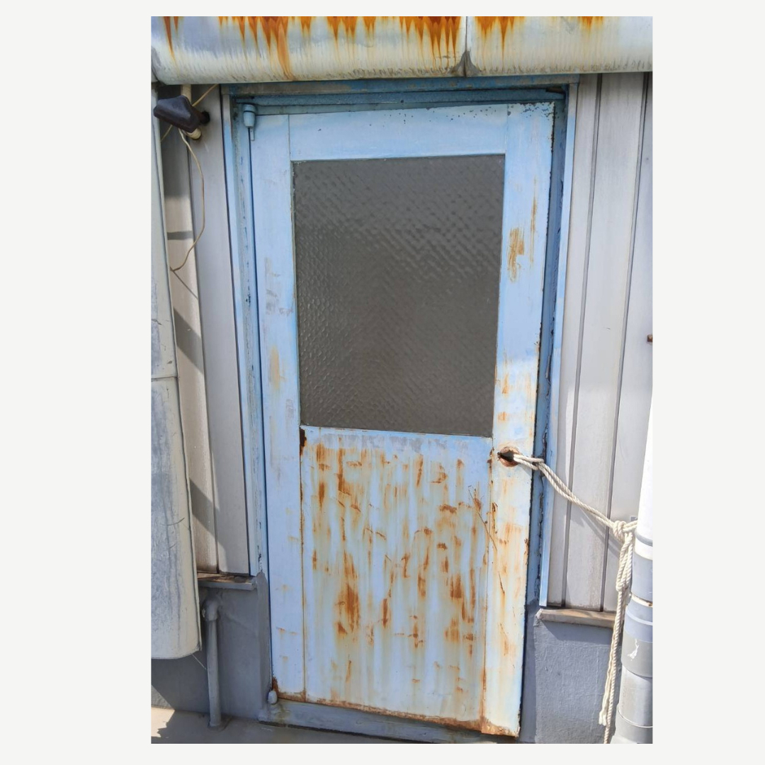 大東トーヨー住器のSDドア扉交換工事の施工前の写真1