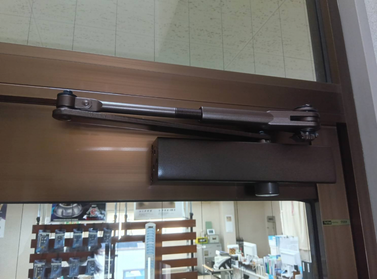 大東トーヨー住器のドアクローザー交換で安心・安全な事務所入口に!の施工後の写真1