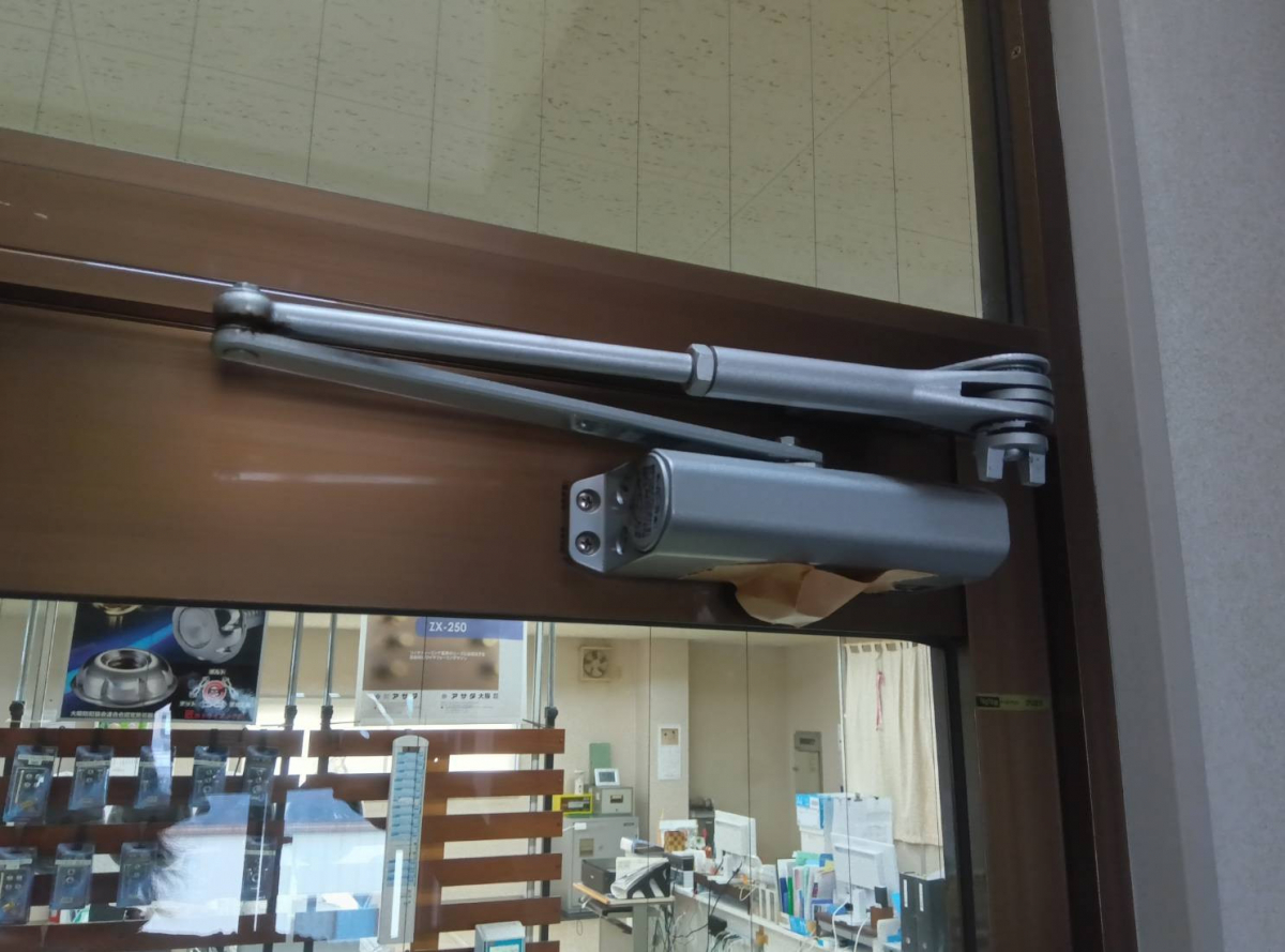大東トーヨー住器のドアクローザー交換で安心・安全な事務所入口に!の施工前の写真1