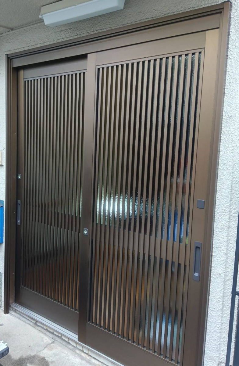 大東トーヨー住器の使いにくい玄関を1日で快適に！軽くて美しい引戸にリフレッシュ✨の施工後の写真1