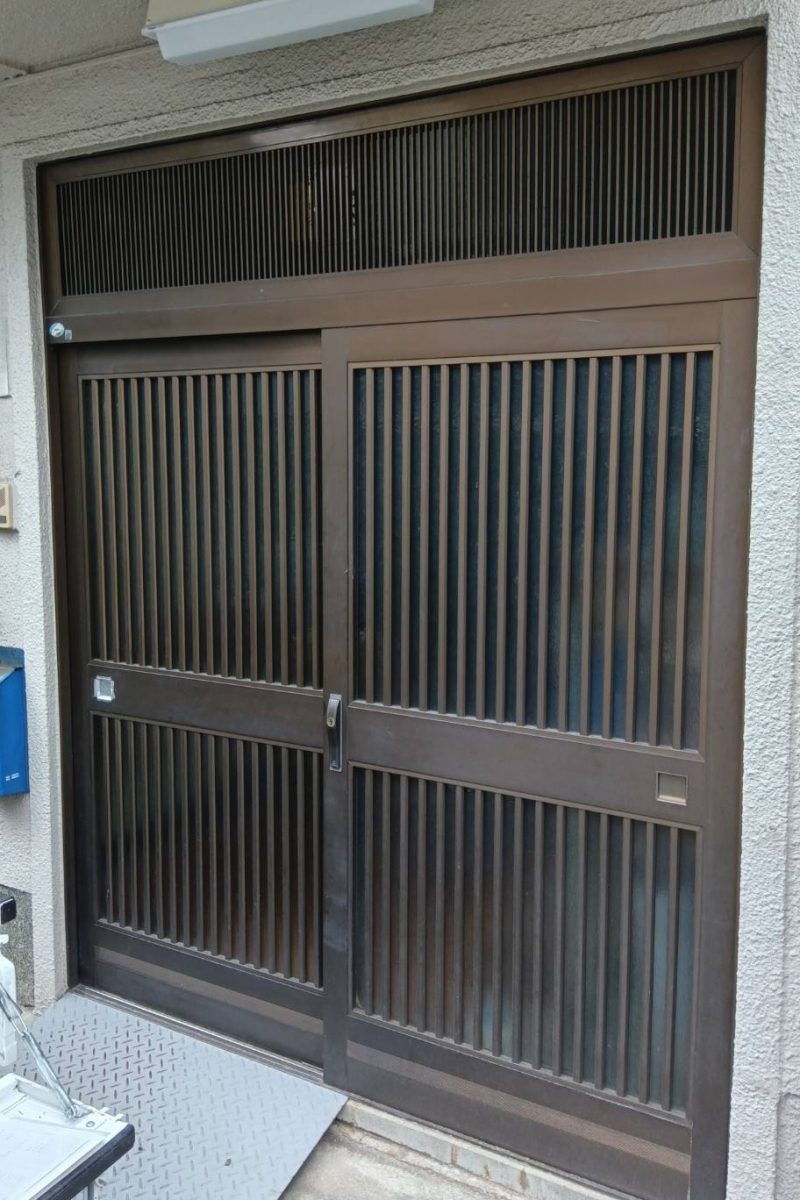 大東トーヨー住器の使いにくい玄関を1日で快適に！軽くて美しい引戸にリフレッシュ✨の施工前の写真1