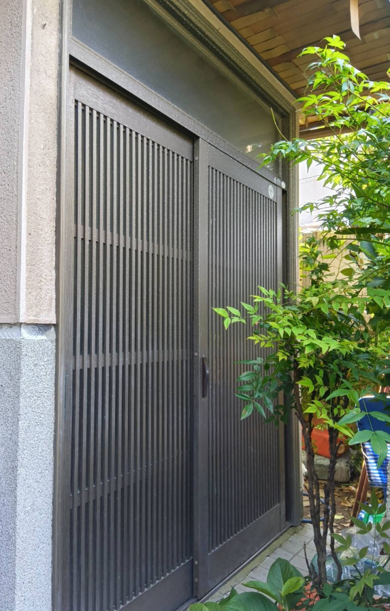 大東トーヨー住器の大東トーヨー住器施工🍀1日で玄関が新しく!すっきりデザインで快適にの施工前の写真1