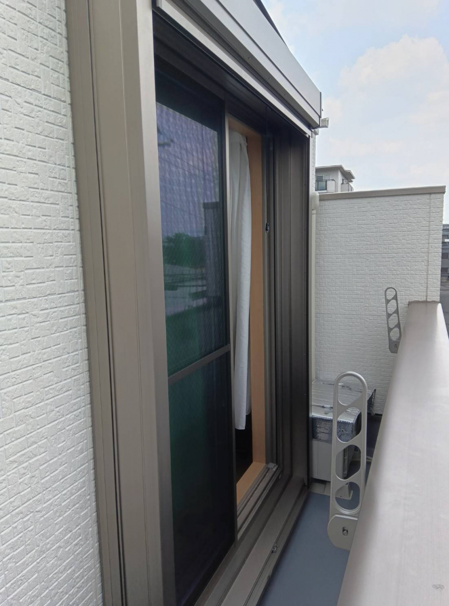 大東トーヨー住器の大東トーヨー住器施工🍀台風時も安心!3階バルコニー窓にシャッター取付工事の施工後の写真1