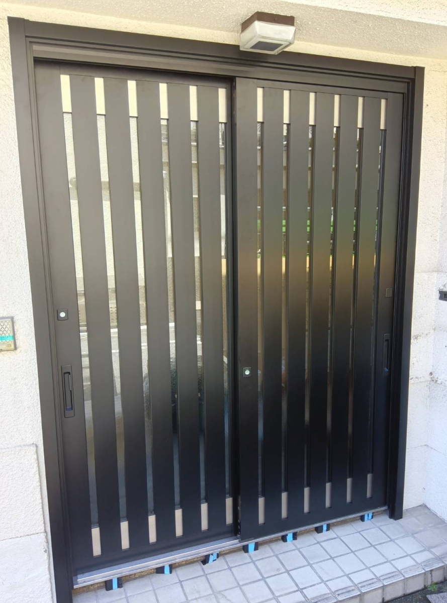 大東トーヨー住器の大東トーヨー住器施工🍀✨貸家の価値UP！ リシェント玄関引戸で“安心×デザイン性”を実現✨の施工後の写真1