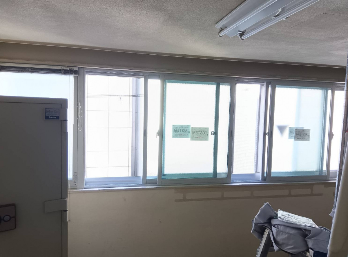 大東トーヨー住器の大阪市🍀横長の大きな窓も対応可能！4枚建て＋FIXで実現した快適な内窓リフォームの施工後の写真2