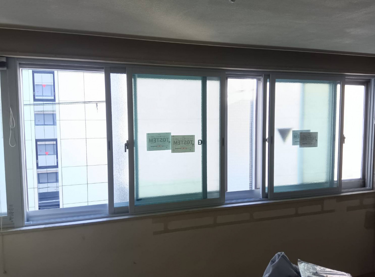 大東トーヨー住器の大阪市🍀横長の大きな窓も対応可能！4枚建て＋FIXで実現した快適な内窓リフォームの施工後の写真3