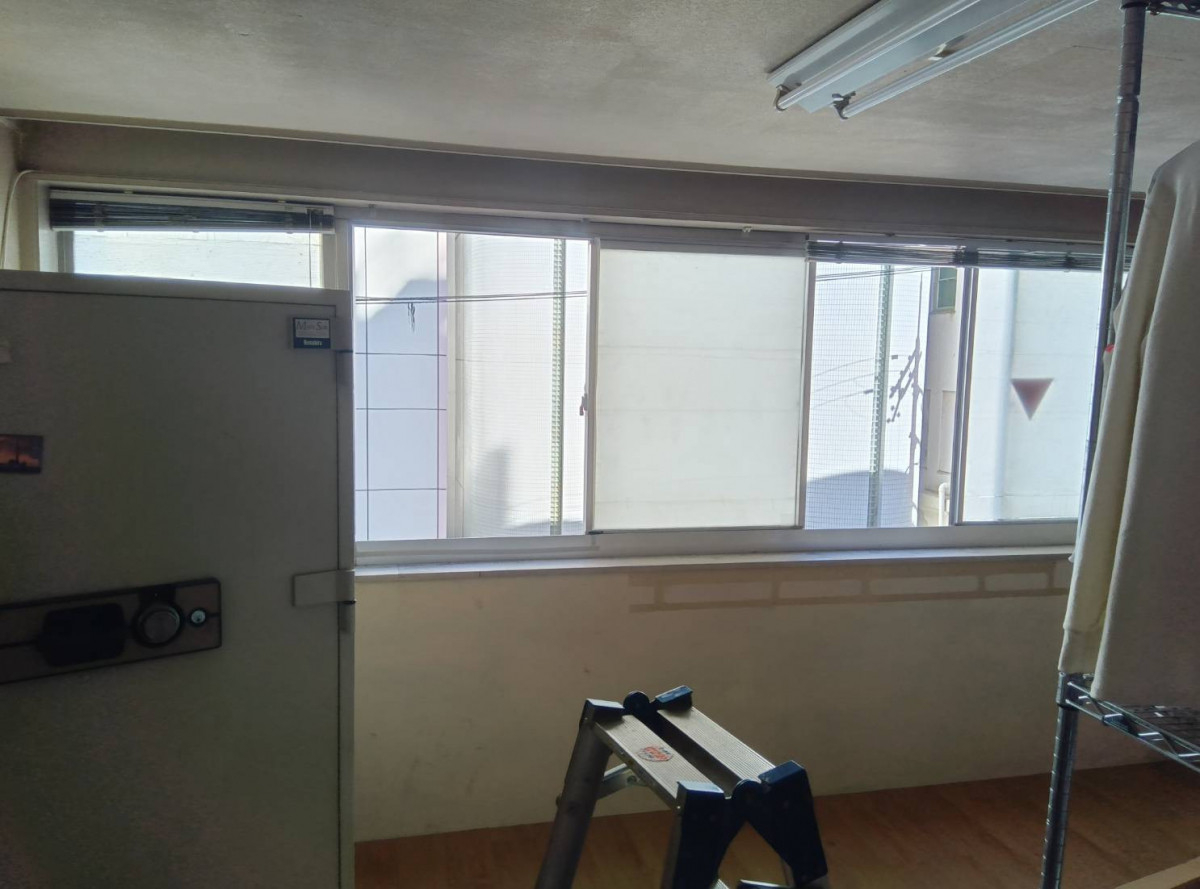 大東トーヨー住器の大阪市🍀横長の大きな窓も対応可能！4枚建て＋FIXで実現した快適な内窓リフォームの施工前の写真2