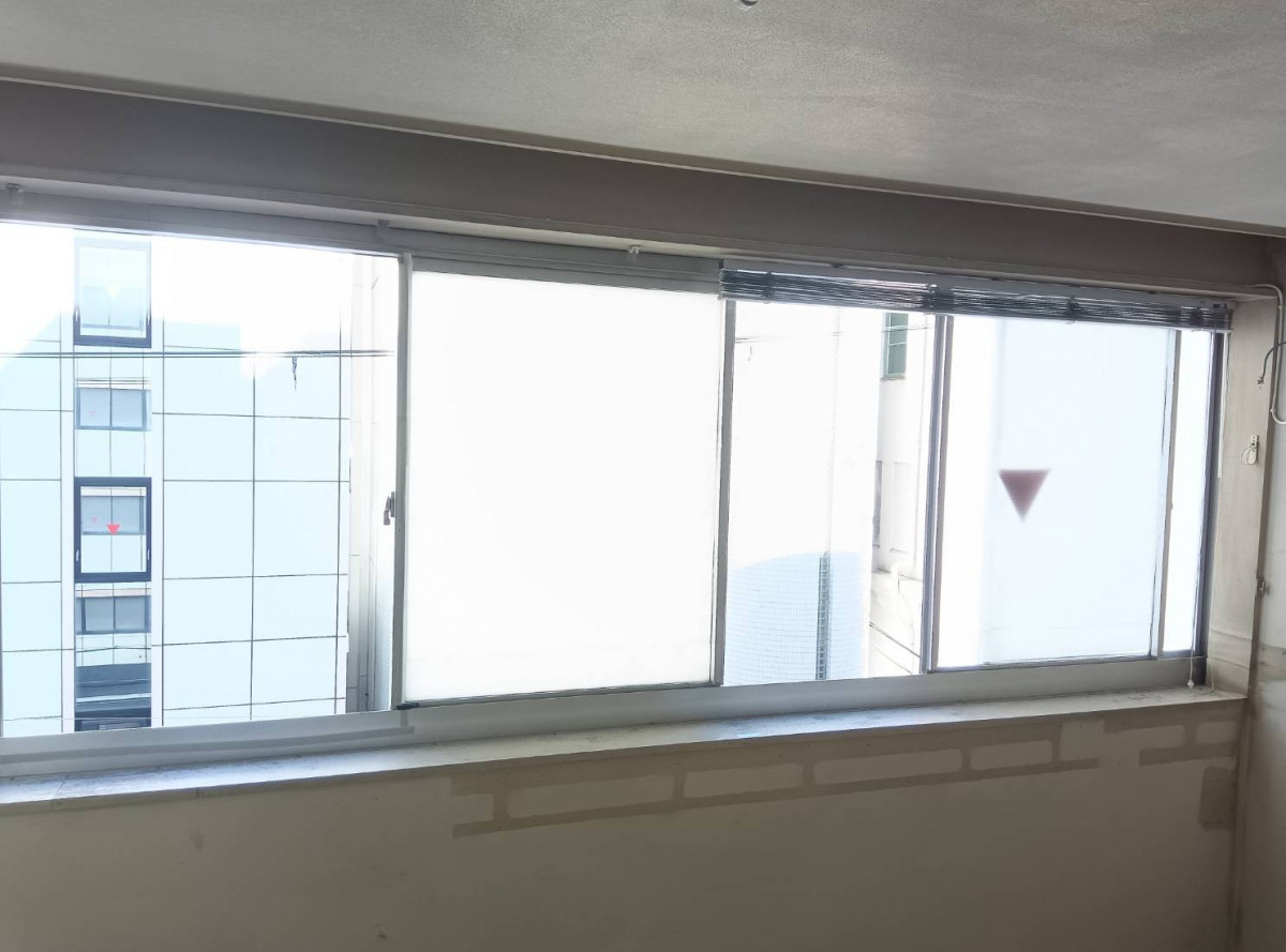 大東トーヨー住器の大阪市🍀横長の大きな窓も対応可能！4枚建て＋FIXで実現した快適な内窓リフォームの施工前の写真3