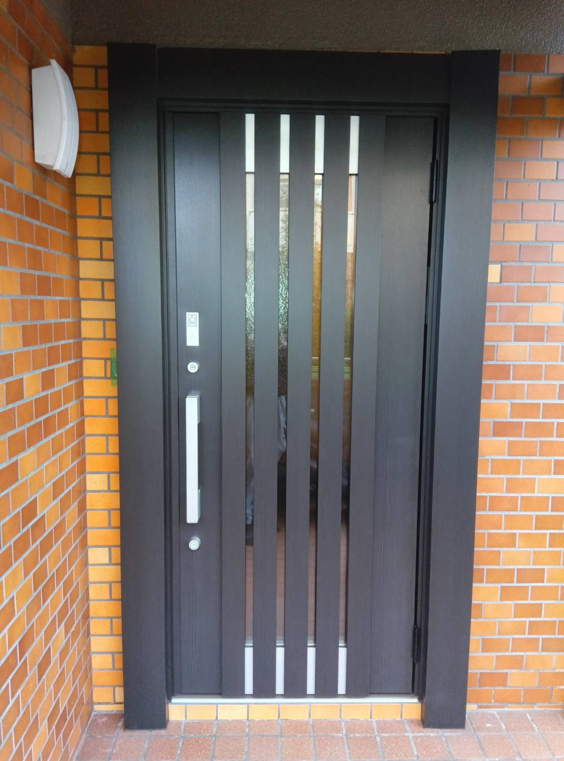 大東トーヨー住器の大阪市・M様邸🍀壁を壊さず最新ドアへ電気錠でラクラク開閉🍀の施工後の写真1