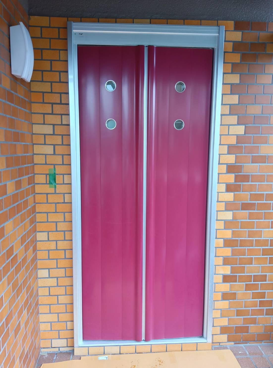 大東トーヨー住器の大阪市・M様邸🍀壁を壊さず最新ドアへ電気錠でラクラク開閉🍀の施工前の写真1