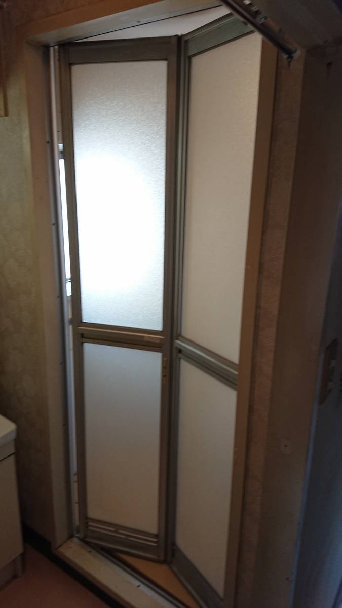 大東トーヨー住器の開閉がしづらくなった浴室折れ戸を取替　浴室中折戸　大阪市の施工前の写真1
