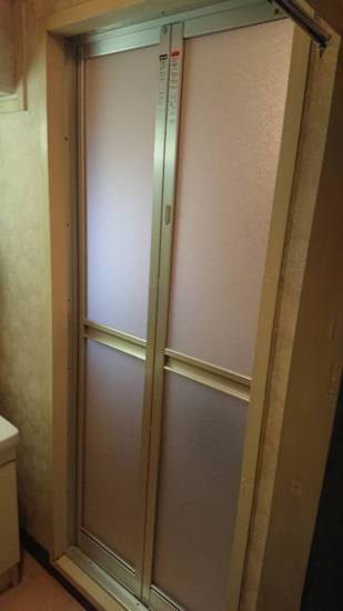 大東トーヨー住器の開閉がしづらくなった浴室折れ戸を取替　浴室中折戸　大阪市施工事例写真1