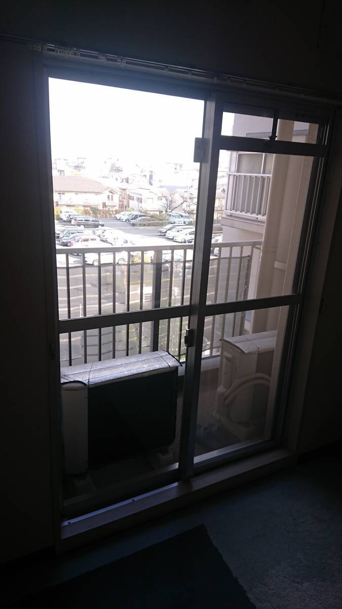 大東トーヨー住器の外部の騒音が気になり、部屋も寒かったので内窓を取付　インプラス　大阪市の施工前の写真1