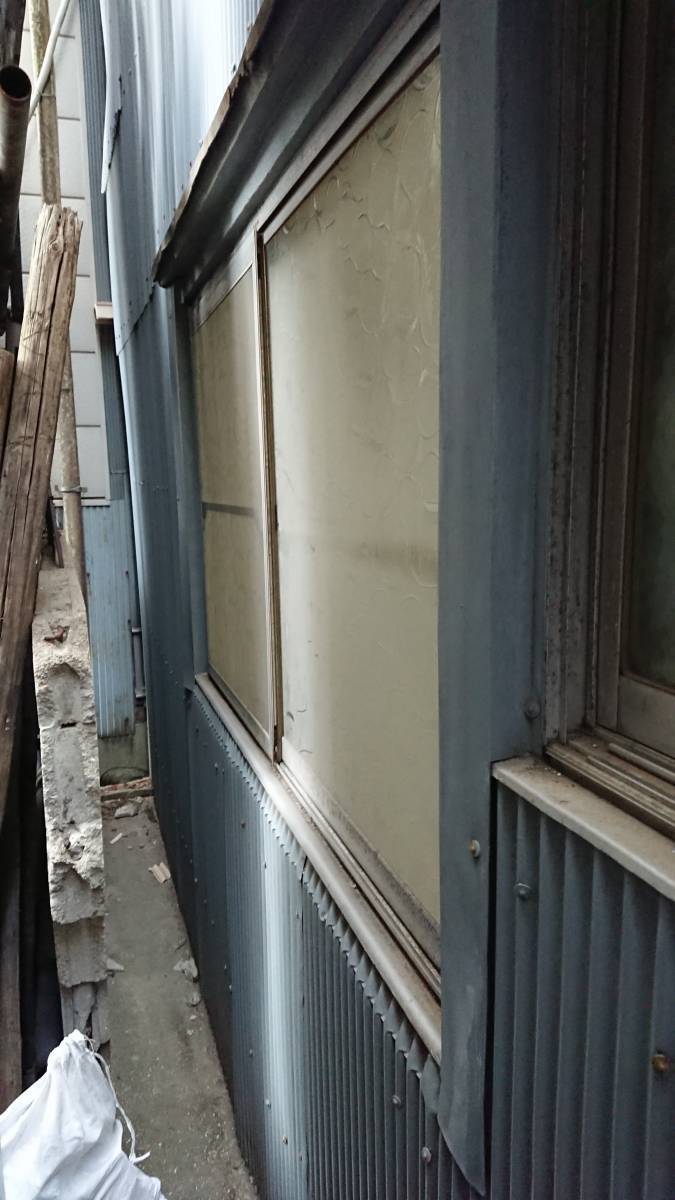 大東トーヨー住器の窓を断熱性が高い複層ガラスのサッシに取替　リプラス　大阪市の施工前の写真1