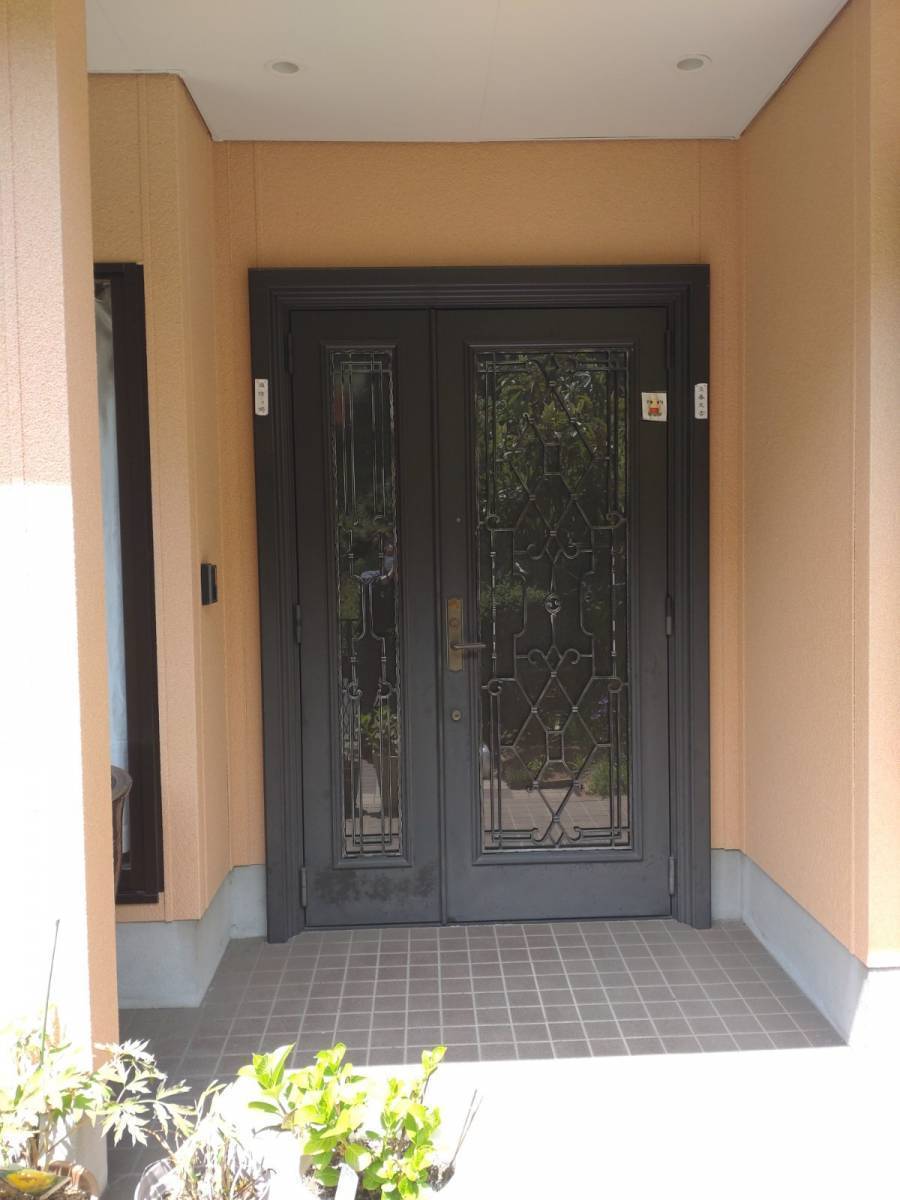 コーズトーヨー住器の１日で　仕上がる　カバー工法の　リフォーム　玄関ドアですの施工前の写真1