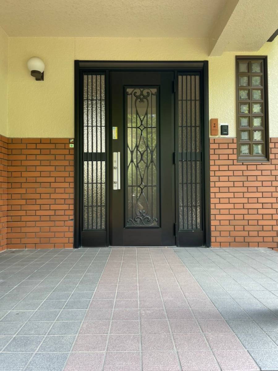 コーズトーヨー住器の玄関ドア　取替工事の施工前の写真1