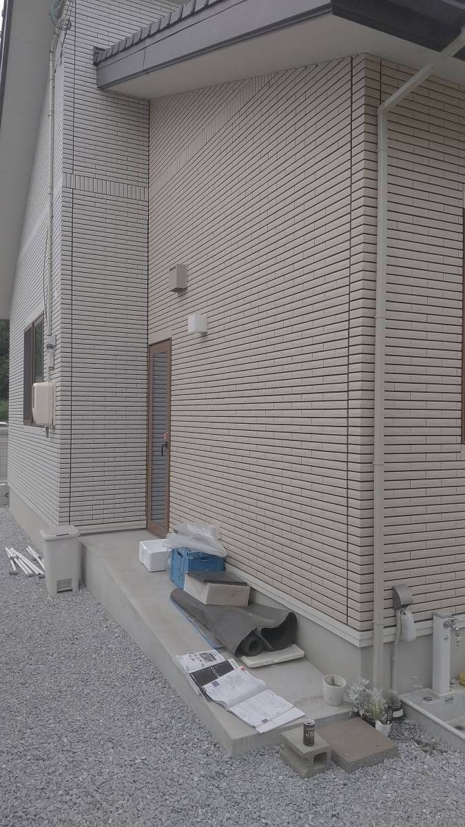 コーズトーヨー住器の勝手口の屋根取付工事の施工前の写真1