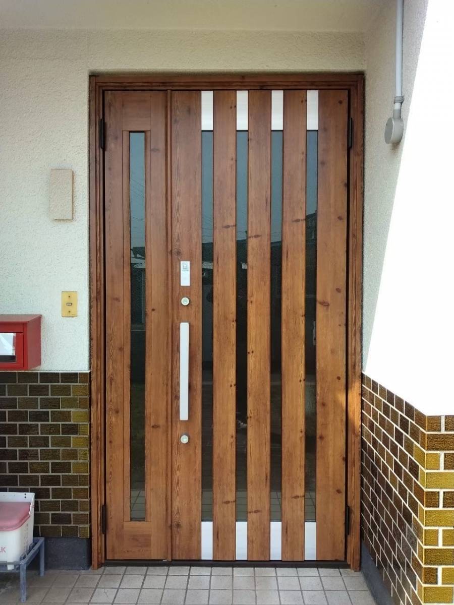 コーズトーヨー住器の１日で　仕上がる　カバー工法の　リフォーム　玄関ドアですの施工後の写真1