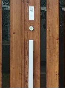 コーズトーヨー住器の１日で　仕上がる　カバー工法の　リフォーム　玄関ドアですの施工後の写真2