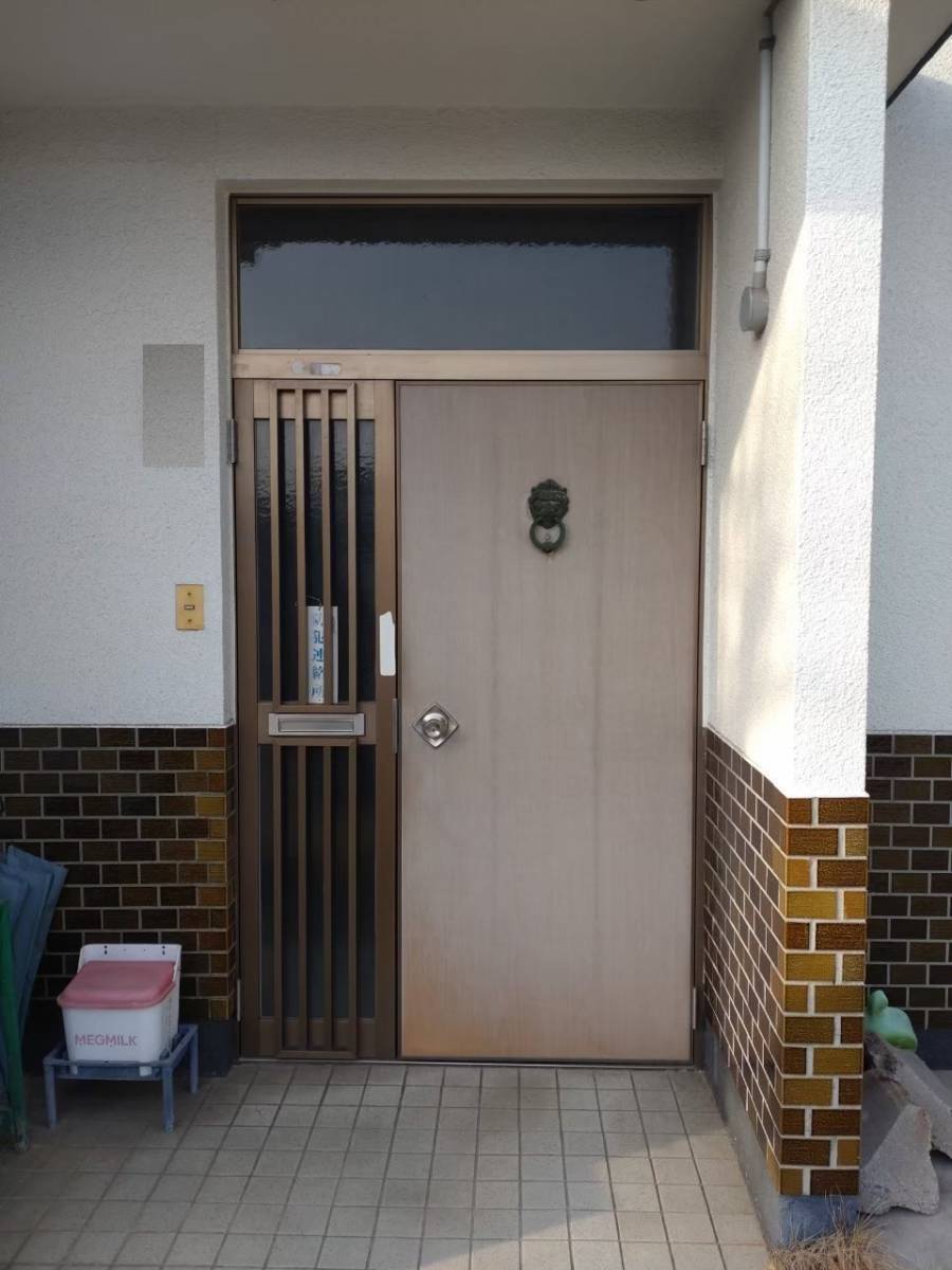 コーズトーヨー住器の１日で　仕上がる　カバー工法の　リフォーム　玄関ドアですの施工前の写真1