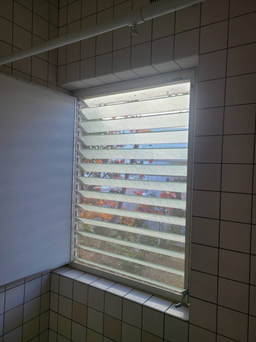 コーズトーヨー住器のルーバー窓を引違いの窓にしましたの施工前の写真1