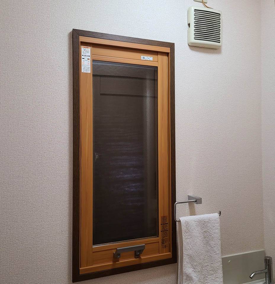 コーズトーヨー住器のトイレ窓の隙間風対策の施工後の写真1