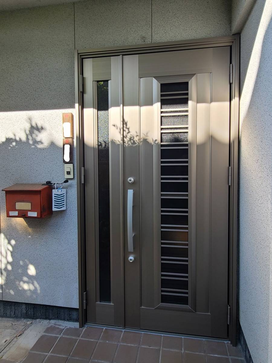 コーズトーヨー住器の玄関ドアのリフォームの施工後の写真1