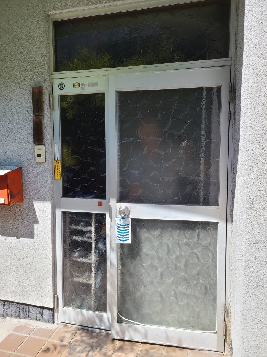 コーズトーヨー住器の玄関ドアのリフォームの施工前の写真1