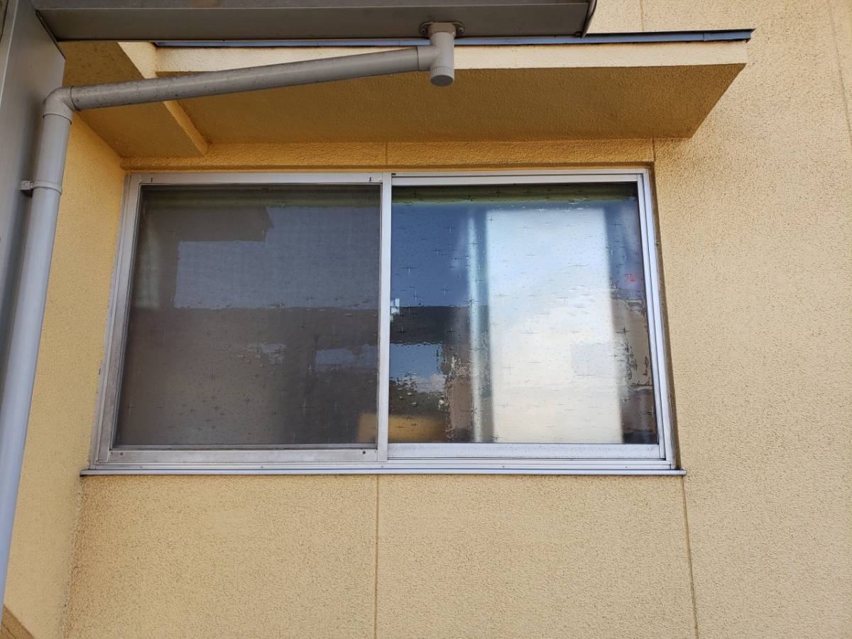 コーズトーヨー住器の窓も壁を壊さず、工事できます！笠岡市で窓交換 リプラスの施工前の写真2