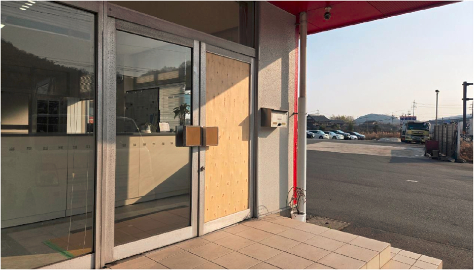 コーズトーヨー住器の店舗入口のドアが大変身の施工前の写真1