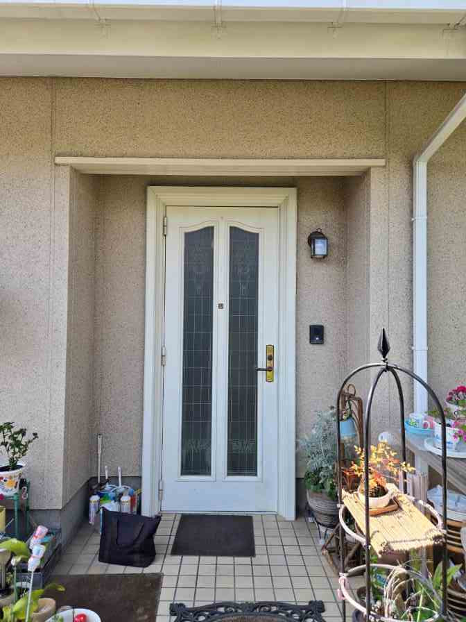 コーズトーヨー住器の古くなった玄関ドアをリフォームの施工前の写真1