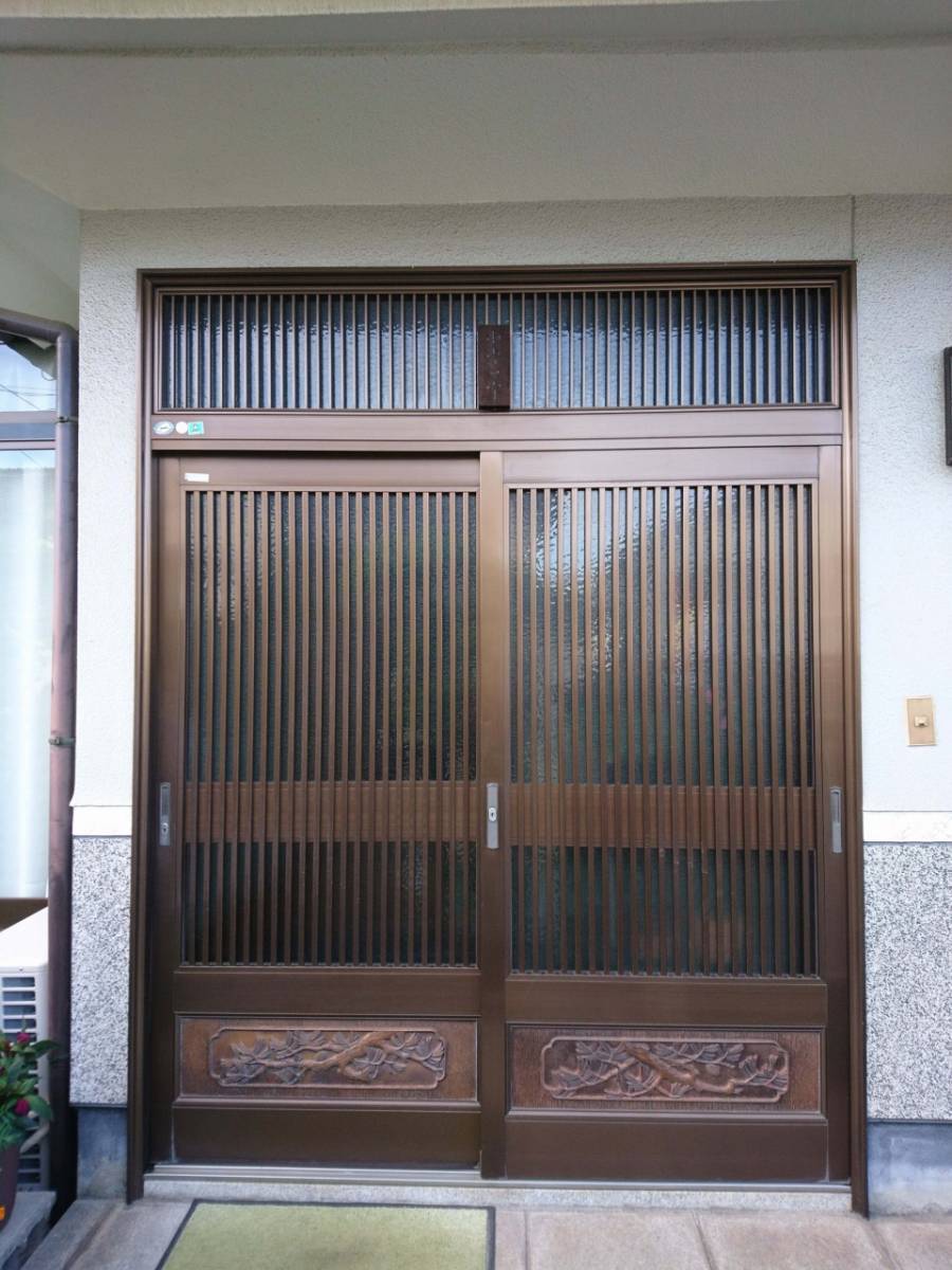 コーズトーヨー住器の笠岡市の玄関引戸リフォーム工事 リシェントの施工前の写真1