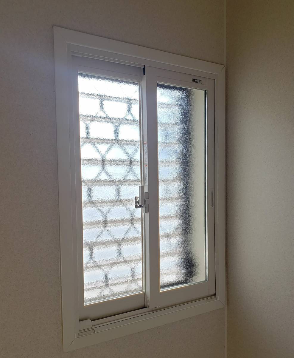 コーズトーヨー住器のお風呂の窓に内窓の施工後の写真1