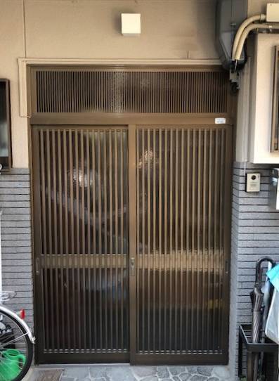 京都トーヨー住器のリシェントで簡単、玄関ドアリフォーム！の施工前の写真1