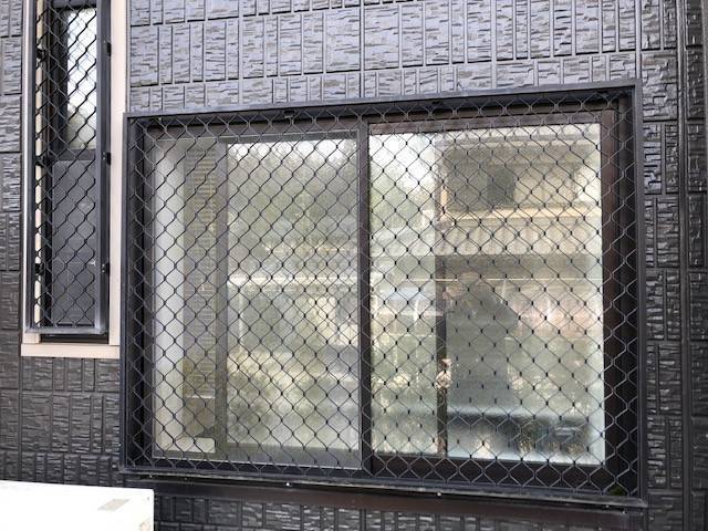 京都トーヨー住器の浴室窓リフレッシュの施工前の写真1