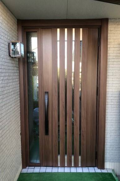 京都トーヨー住器の1日で解決！玄関ドアリフォームの施工後の写真1