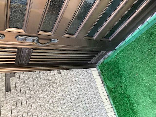 京都トーヨー住器の1日で解決！玄関ドアリフォームの施工前の写真3