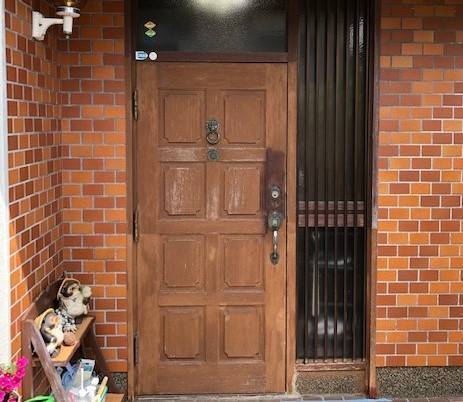 京都トーヨー住器の玄関ドアリフォームの施工前の写真1