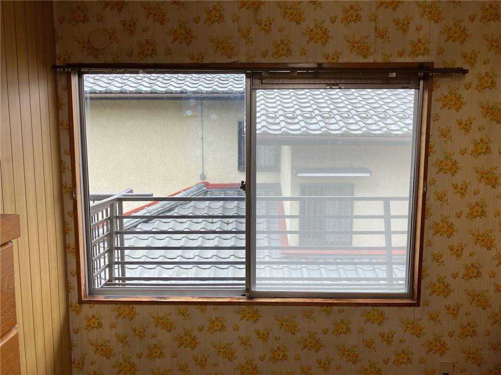 京都トーヨー住器の内窓で季節に合わせたここちよさの施工前の写真1