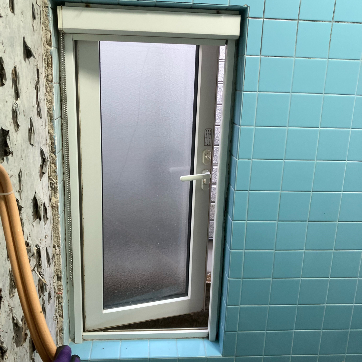 京都トーヨー住器のリプラスで窓改修　浴室同時交換の施工前の写真1