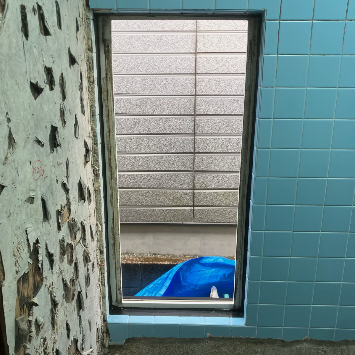 京都トーヨー住器のリプラスで窓改修　浴室同時交換の施工前の写真2