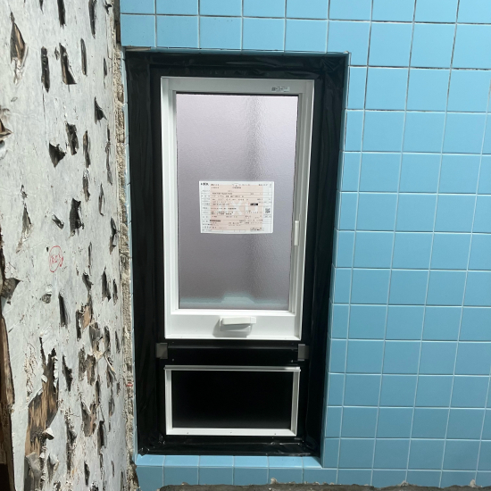 京都トーヨー住器のリプラスで窓改修　浴室同時交換施工事例写真1