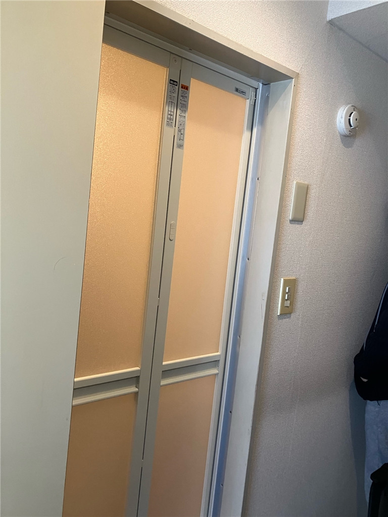 京都トーヨー住器の浴室入口の中折れドアを取り替えました！の施工後の写真1
