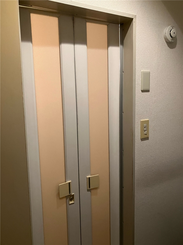 京都トーヨー住器の浴室入口の中折れドアを取り替えました！の施工前の写真1