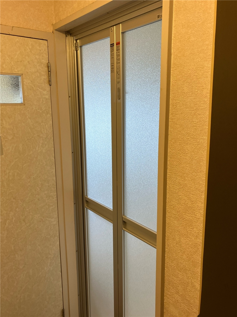 京都トーヨー住器の浴室入口を、開き戸から中折れドアにパッと取替の施工後の写真1