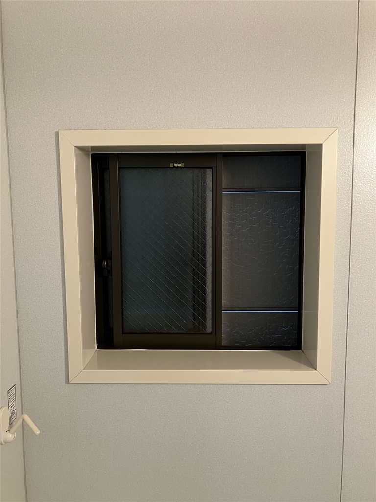 京都トーヨー住器の内窓インプラスで、断熱性能アップできます。の施工前の写真1