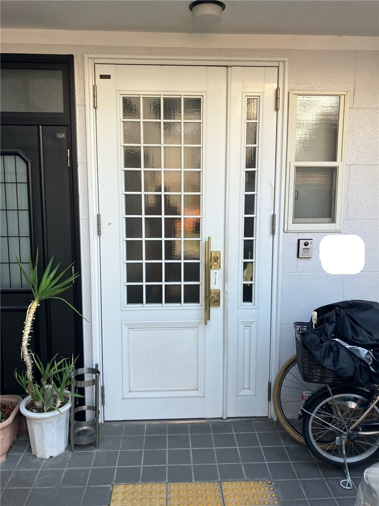 京都トーヨー住器のリシェント玄関ドア工事の施工前の写真1