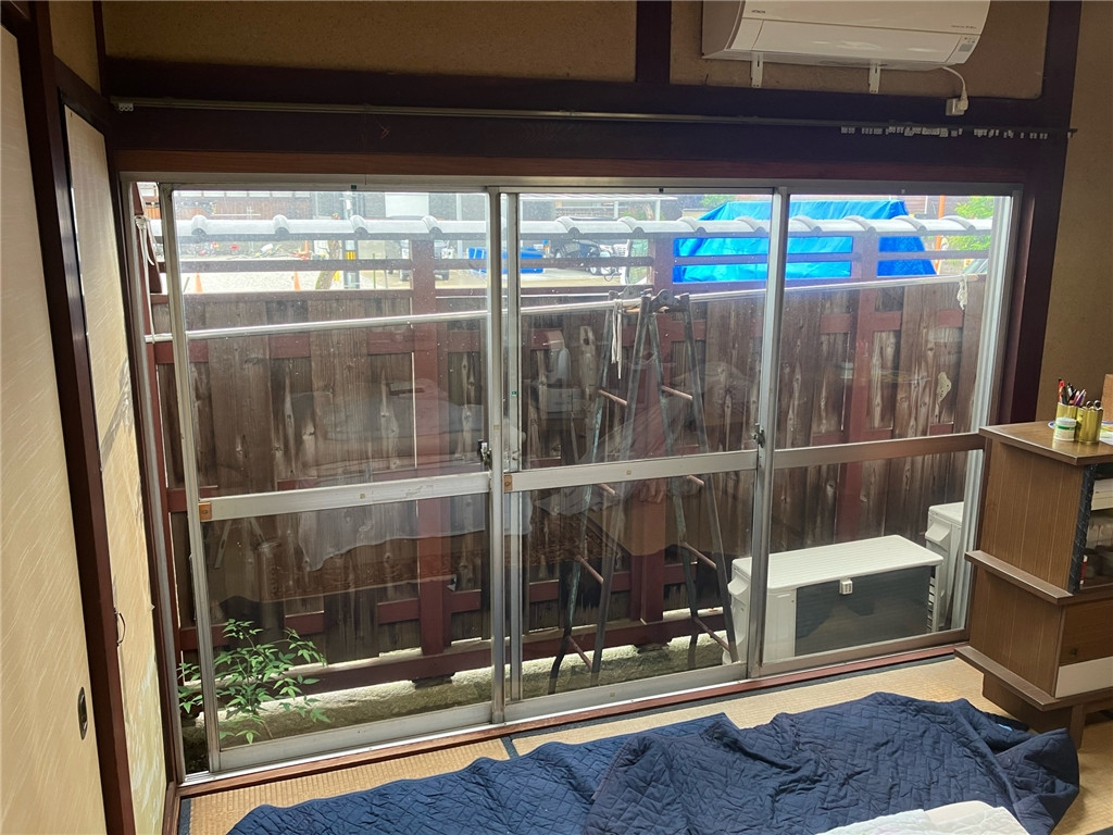 京都トーヨー住器のリプラスとインプラス、お部屋に合わせた窓改修工事の施工前の写真1
